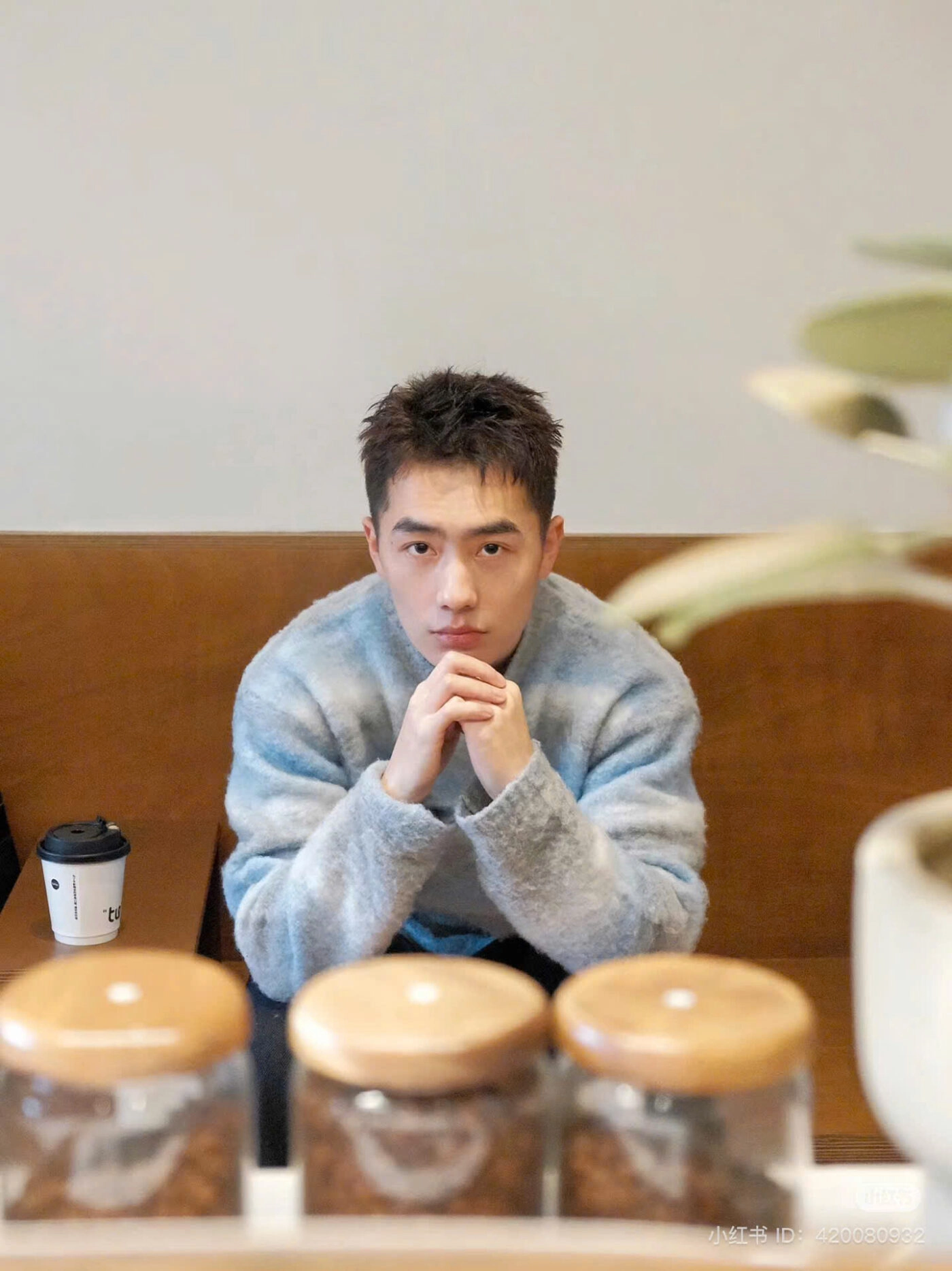 ảnh trai đẹp ngồi uống cafe