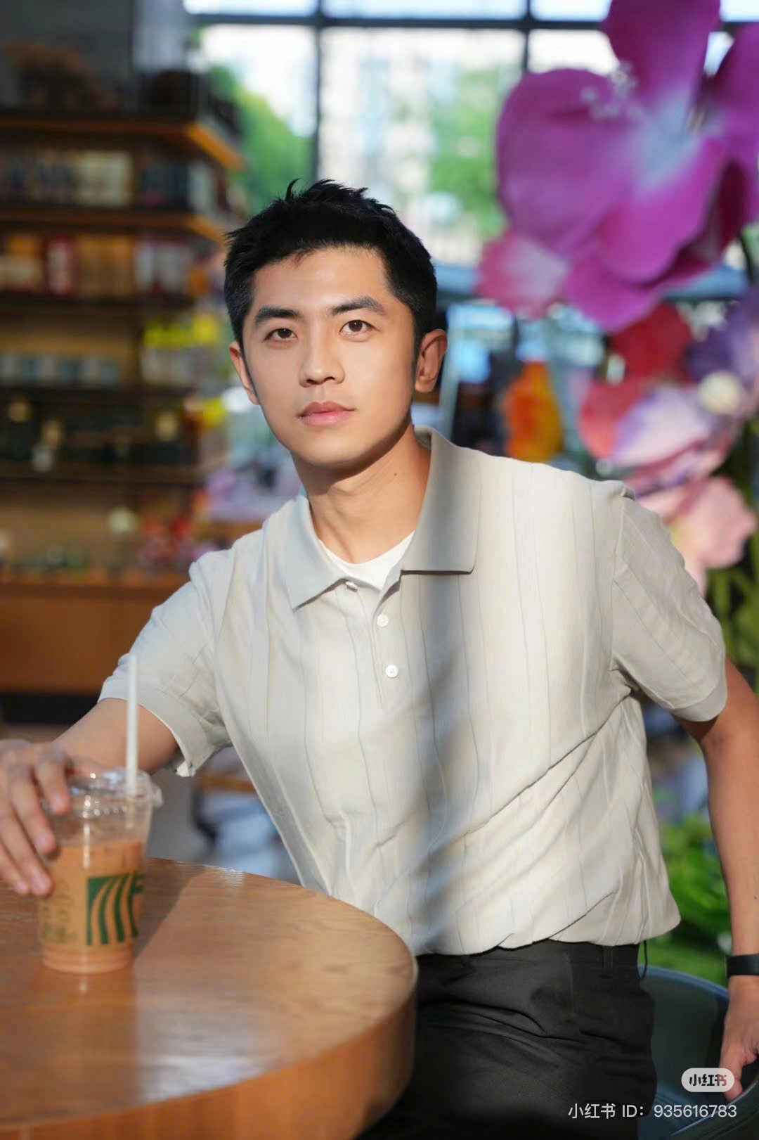 ảnh trai đẹp ngồi uống cafe