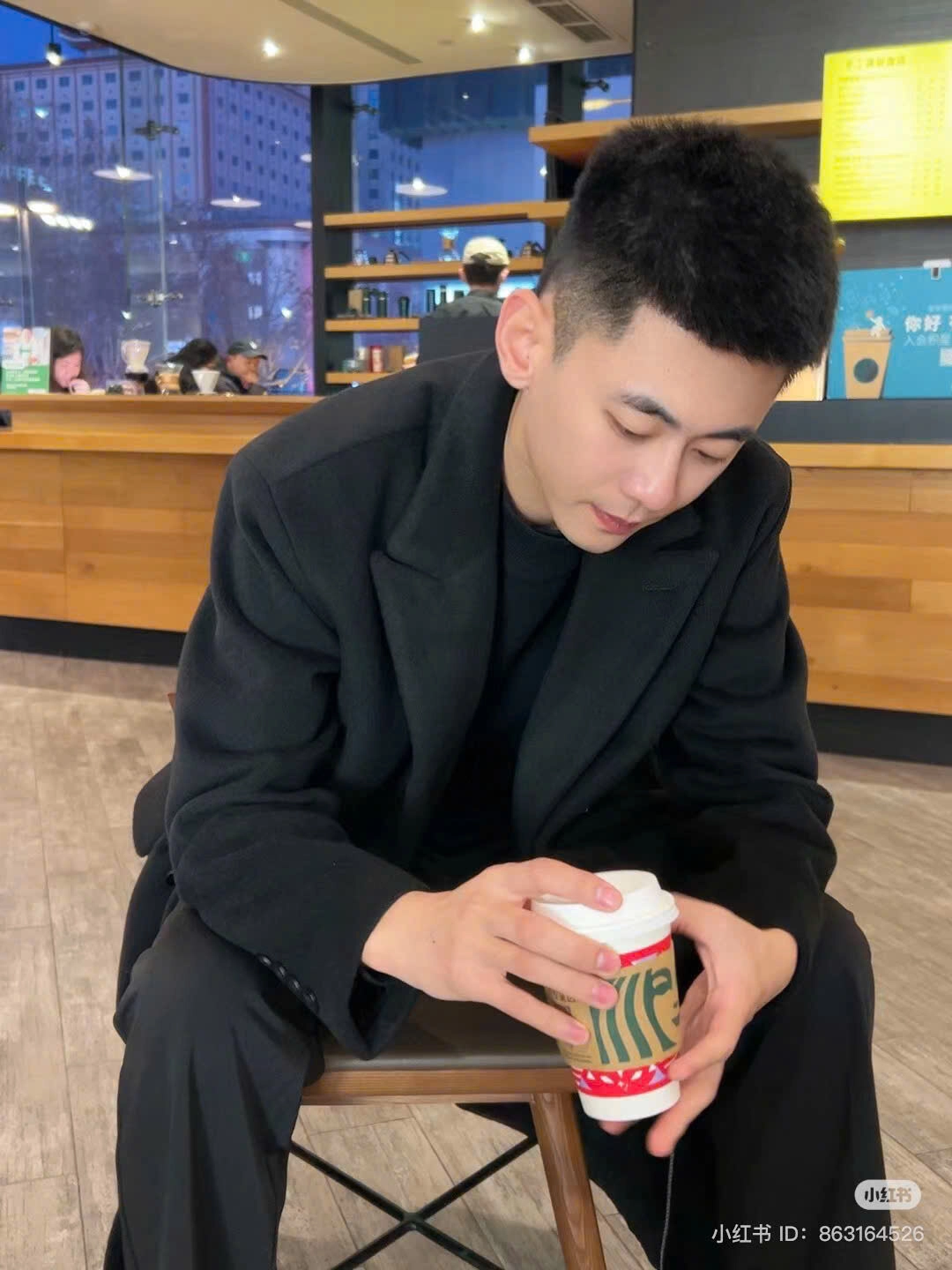 ảnh trai đẹp ngồi uống cafe