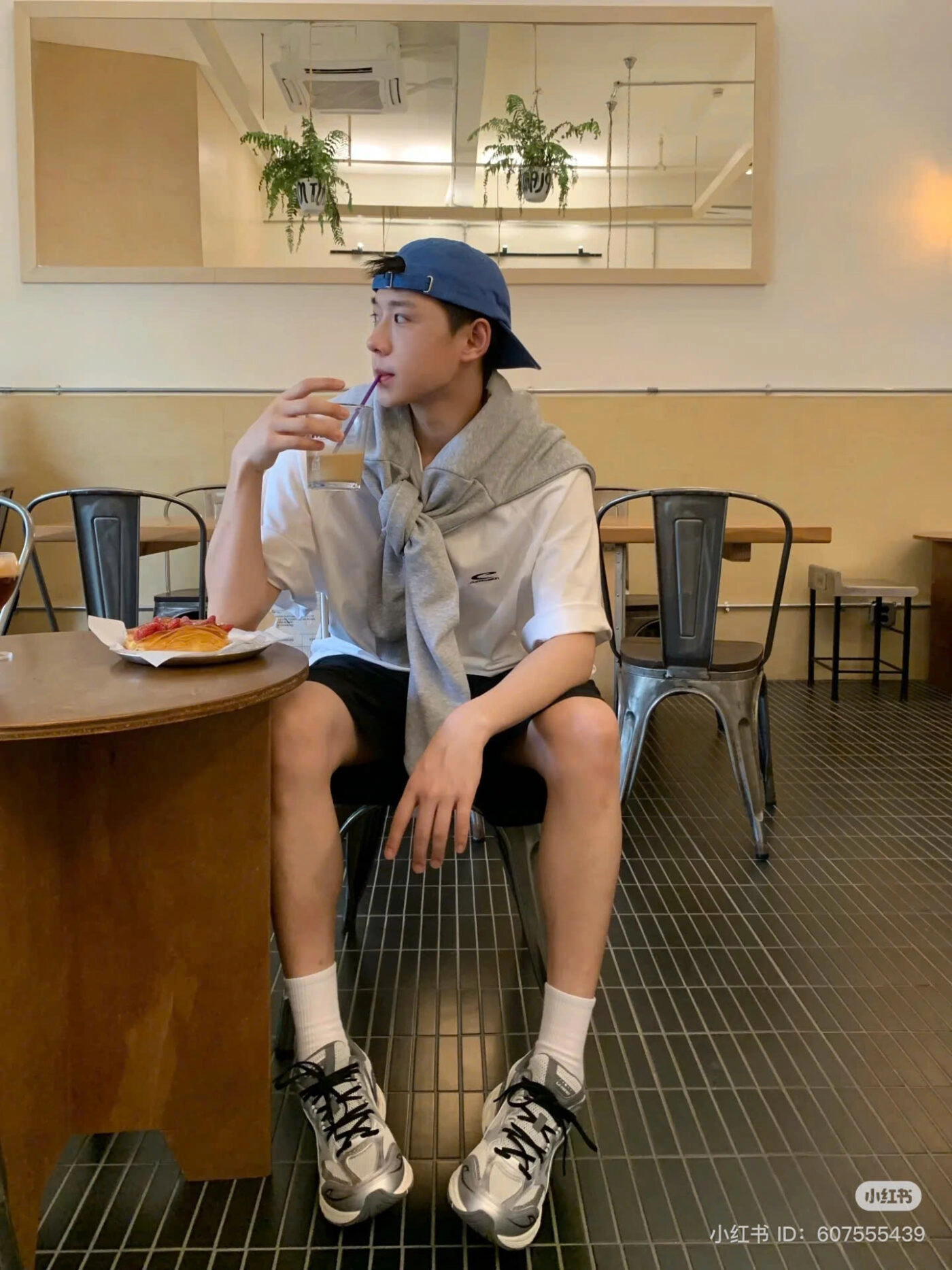 ảnh trai đẹp ngồi uống cafe