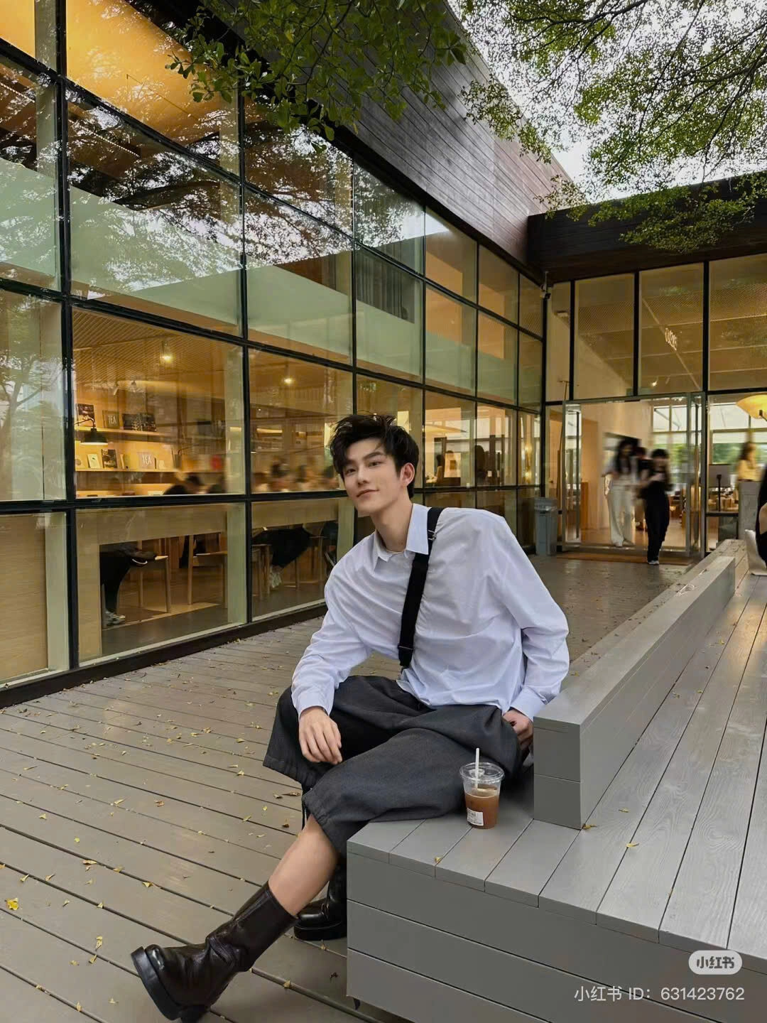 ảnh trai đẹp ngồi uống cafe