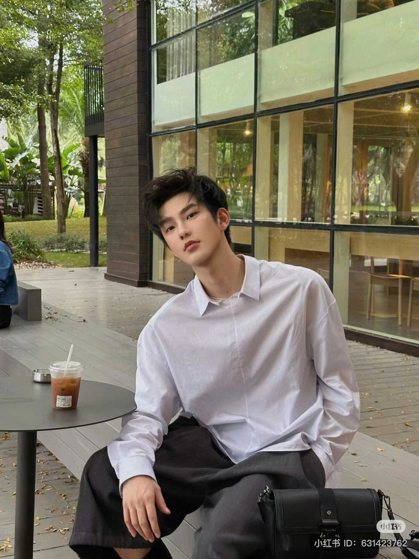 ảnh trai đẹp ngồi uống cafe