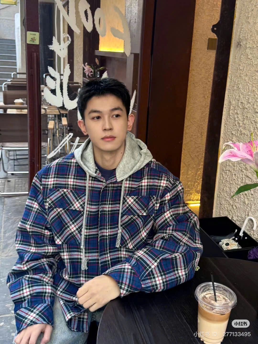 ảnh trai đẹp ngồi uống cafe