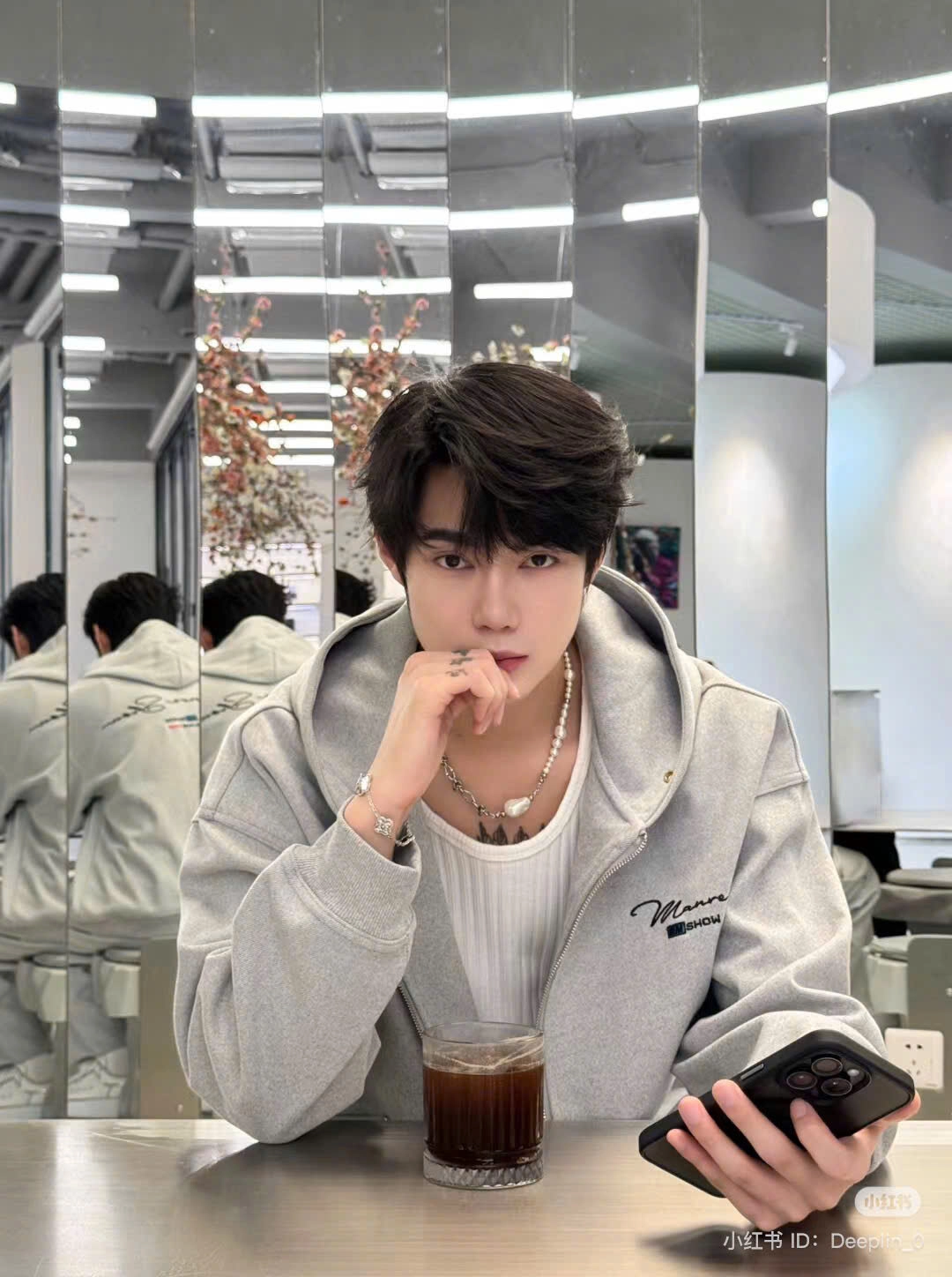 ảnh trai đẹp ngồi uống cafe