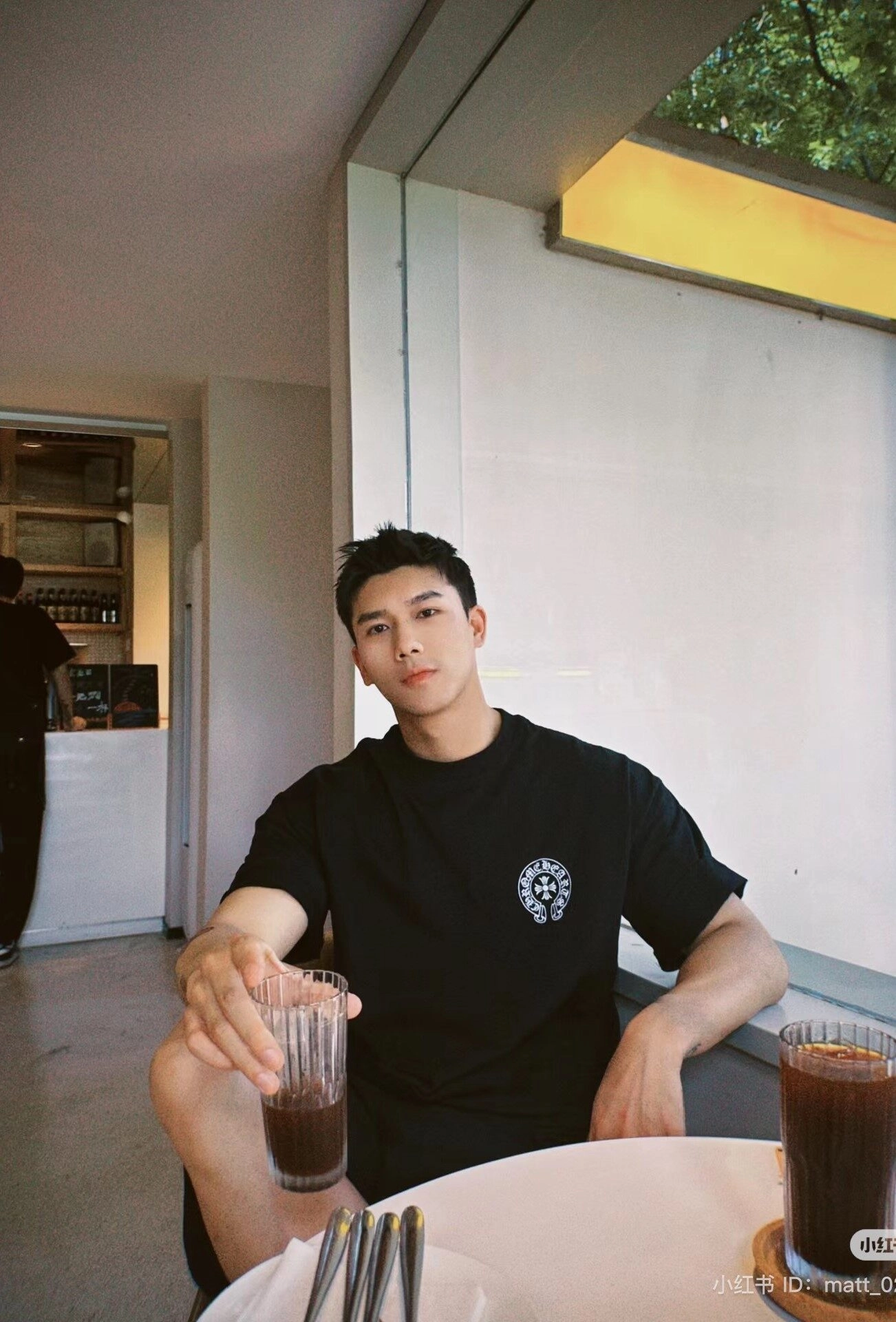 ảnh trai đẹp ngồi uống cafe