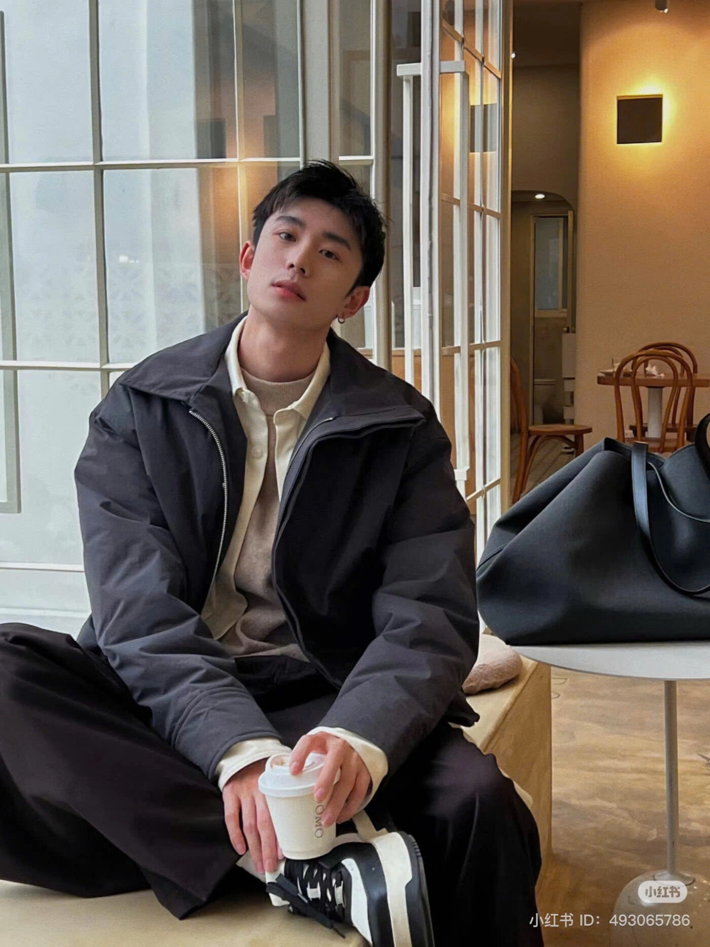 ảnh trai đẹp ngồi uống cafe