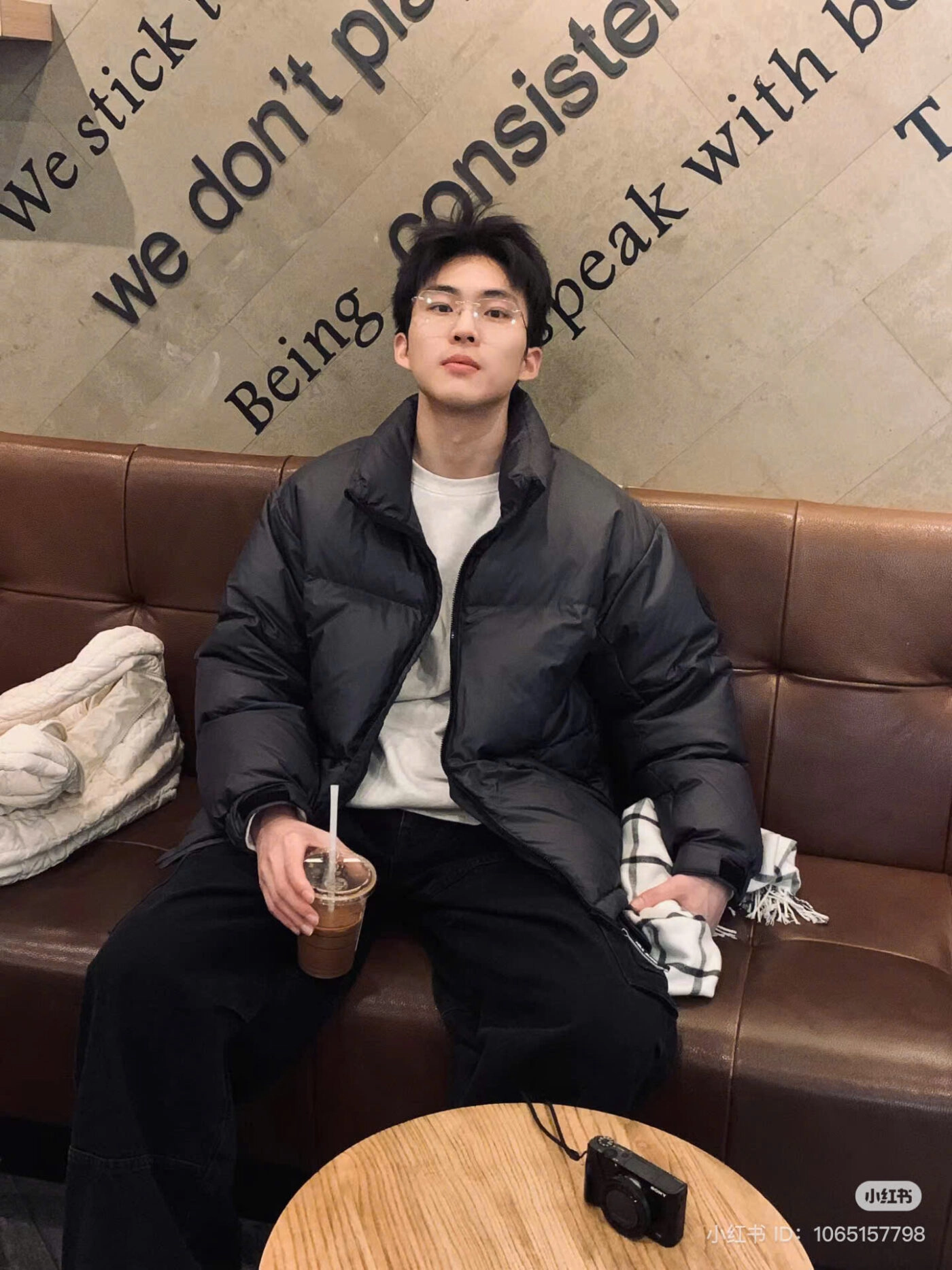 ảnh trai đẹp ngồi uống cafe