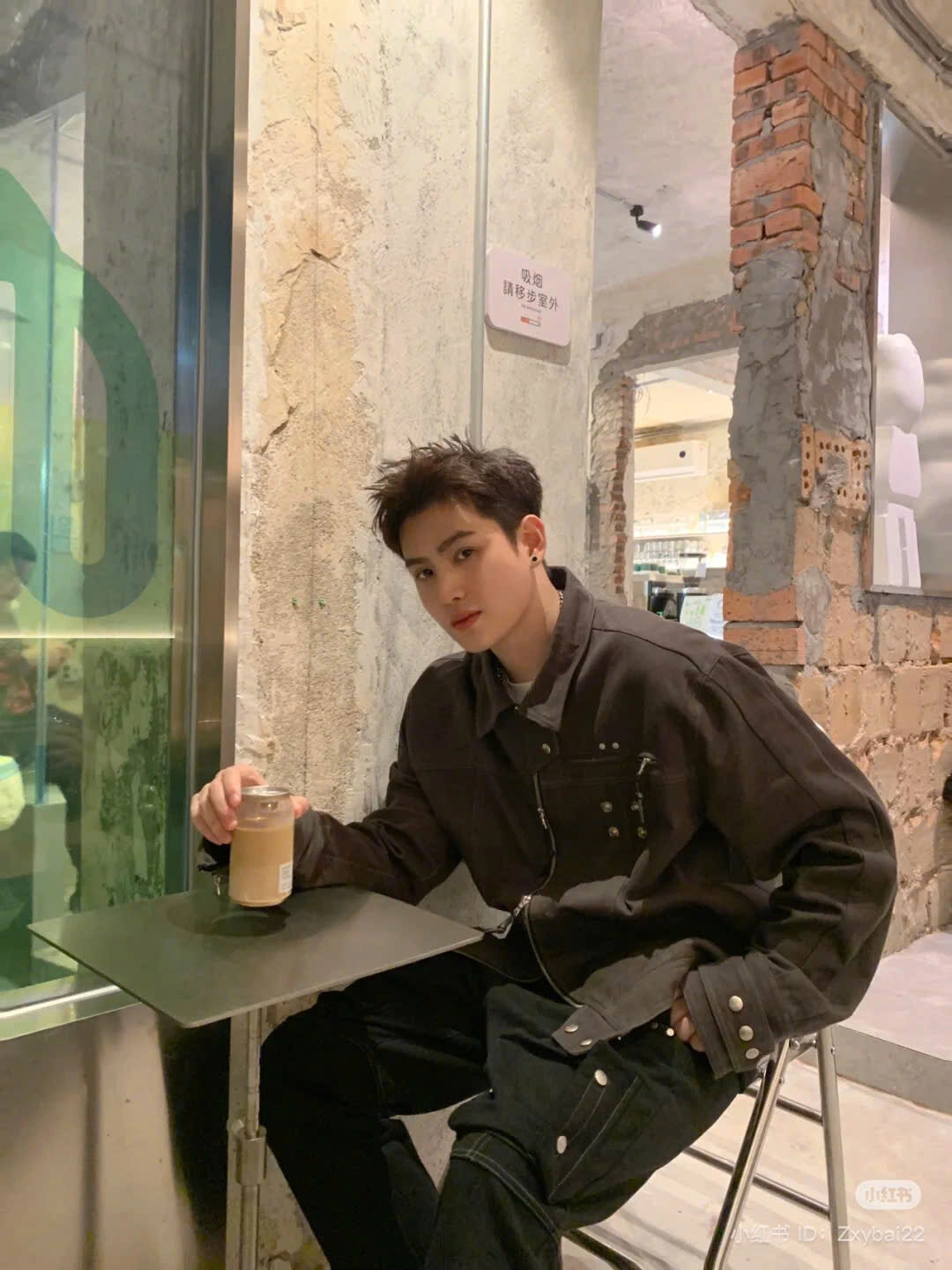 ảnh trai đẹp ngồi uống cafe