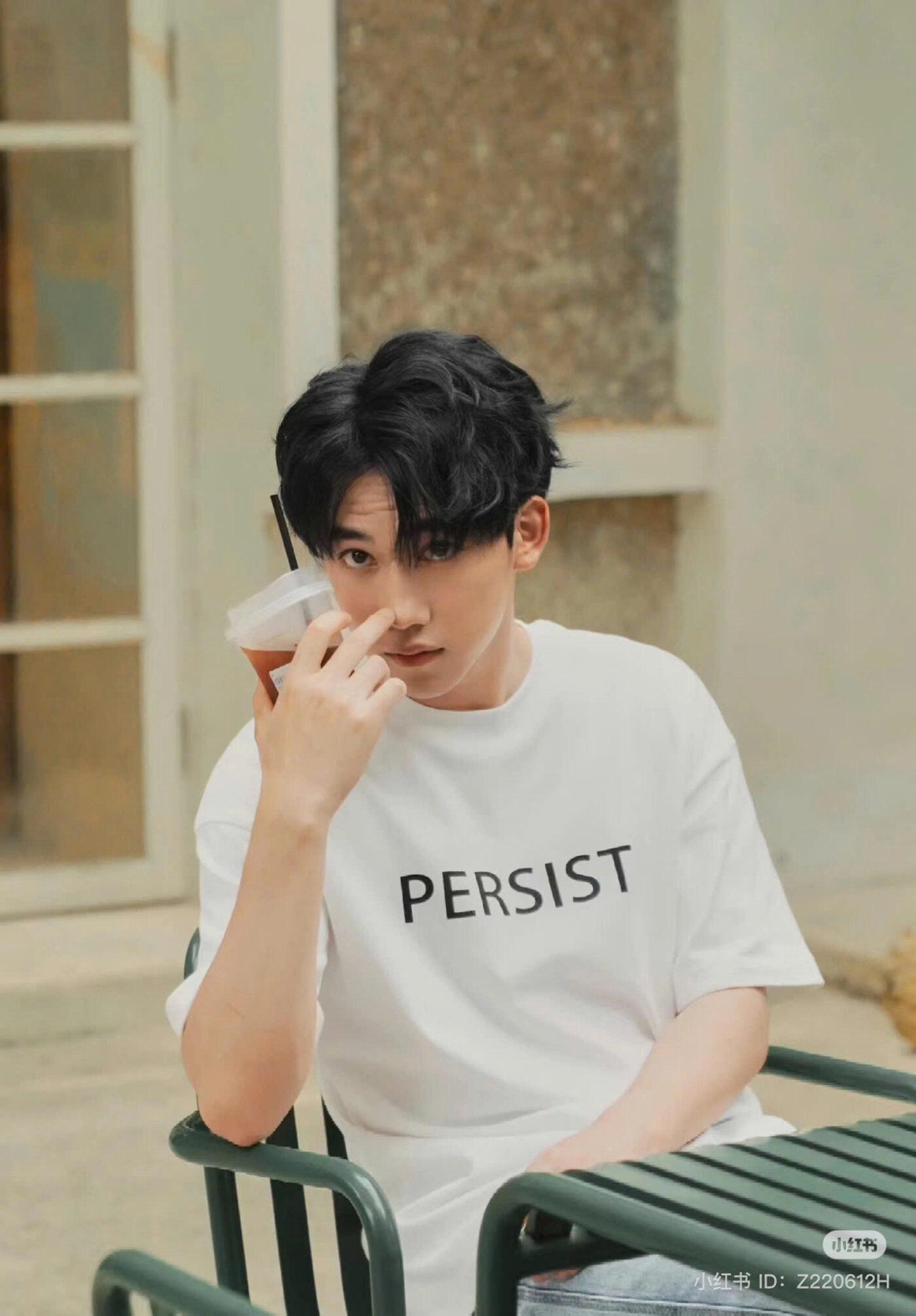 ảnh trai đẹp ngồi uống cafe