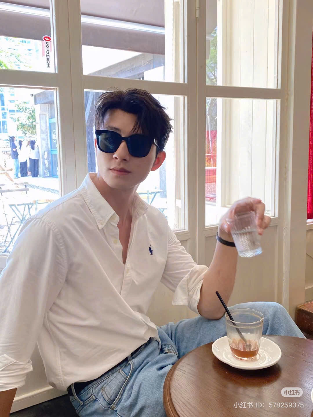 ảnh trai đẹp ngồi uống cafe