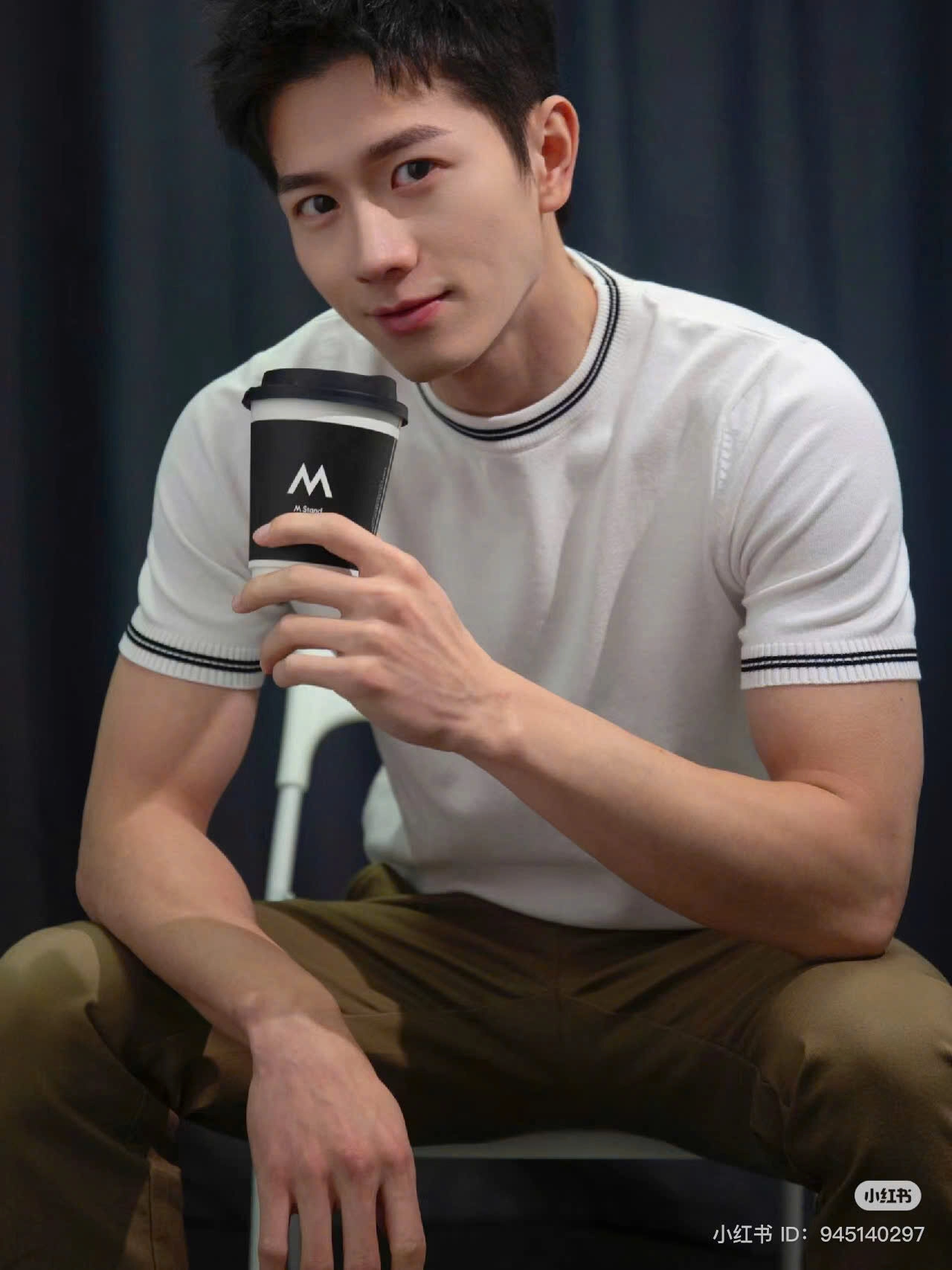 ảnh trai đẹp ngồi uống cafe