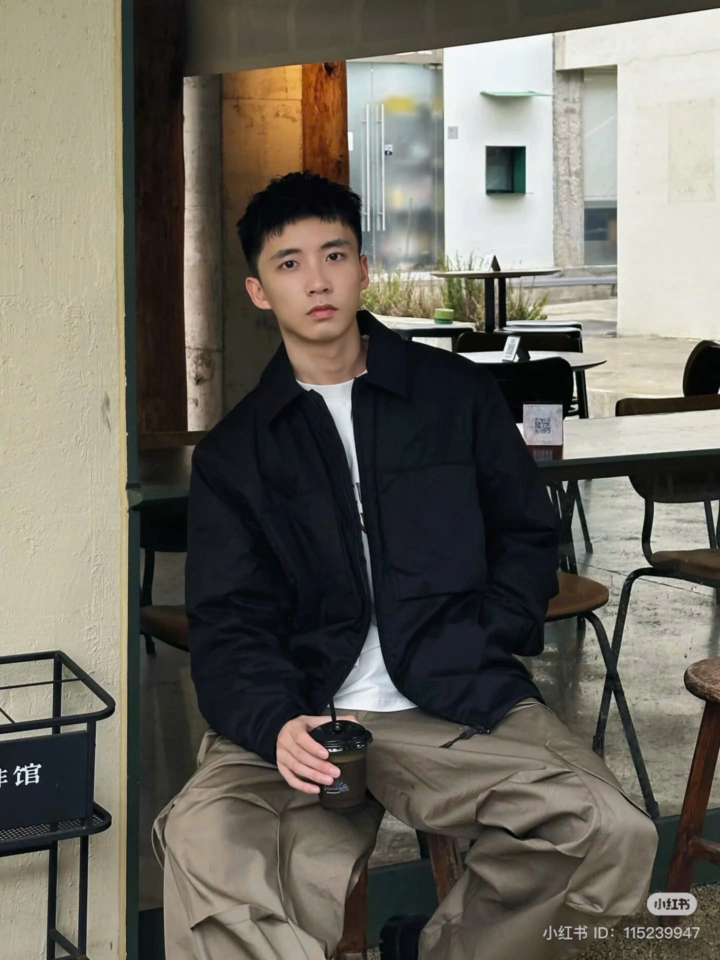 ảnh trai đẹp ngồi uống cafe