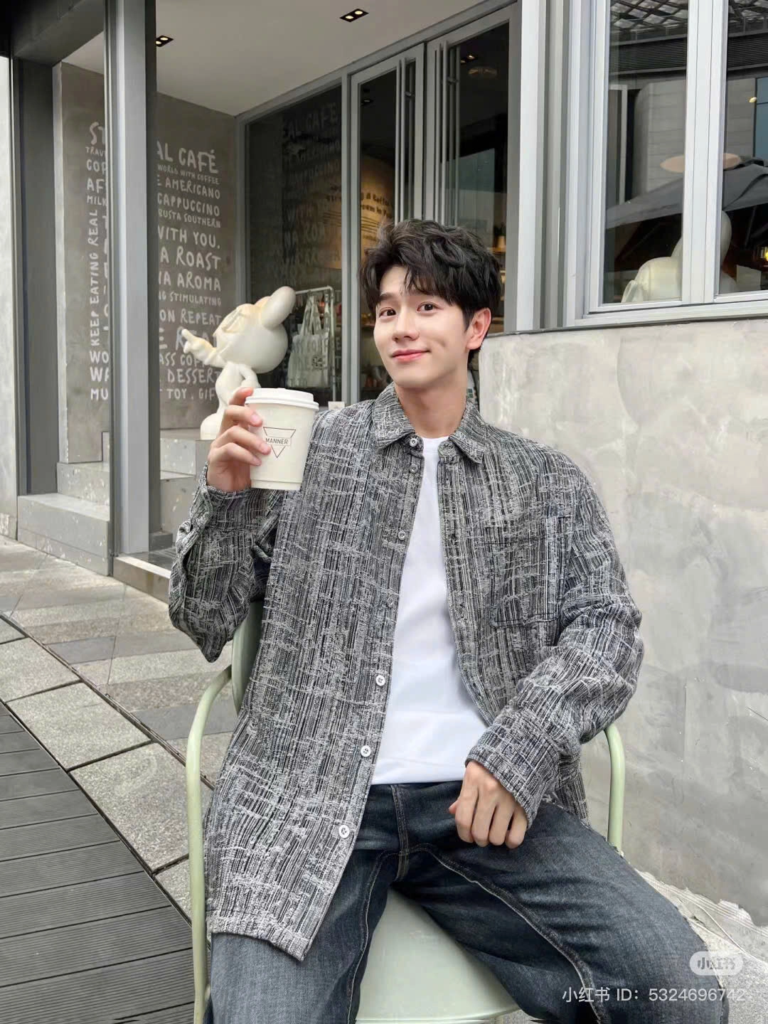 ảnh trai đẹp ngồi uống cafe