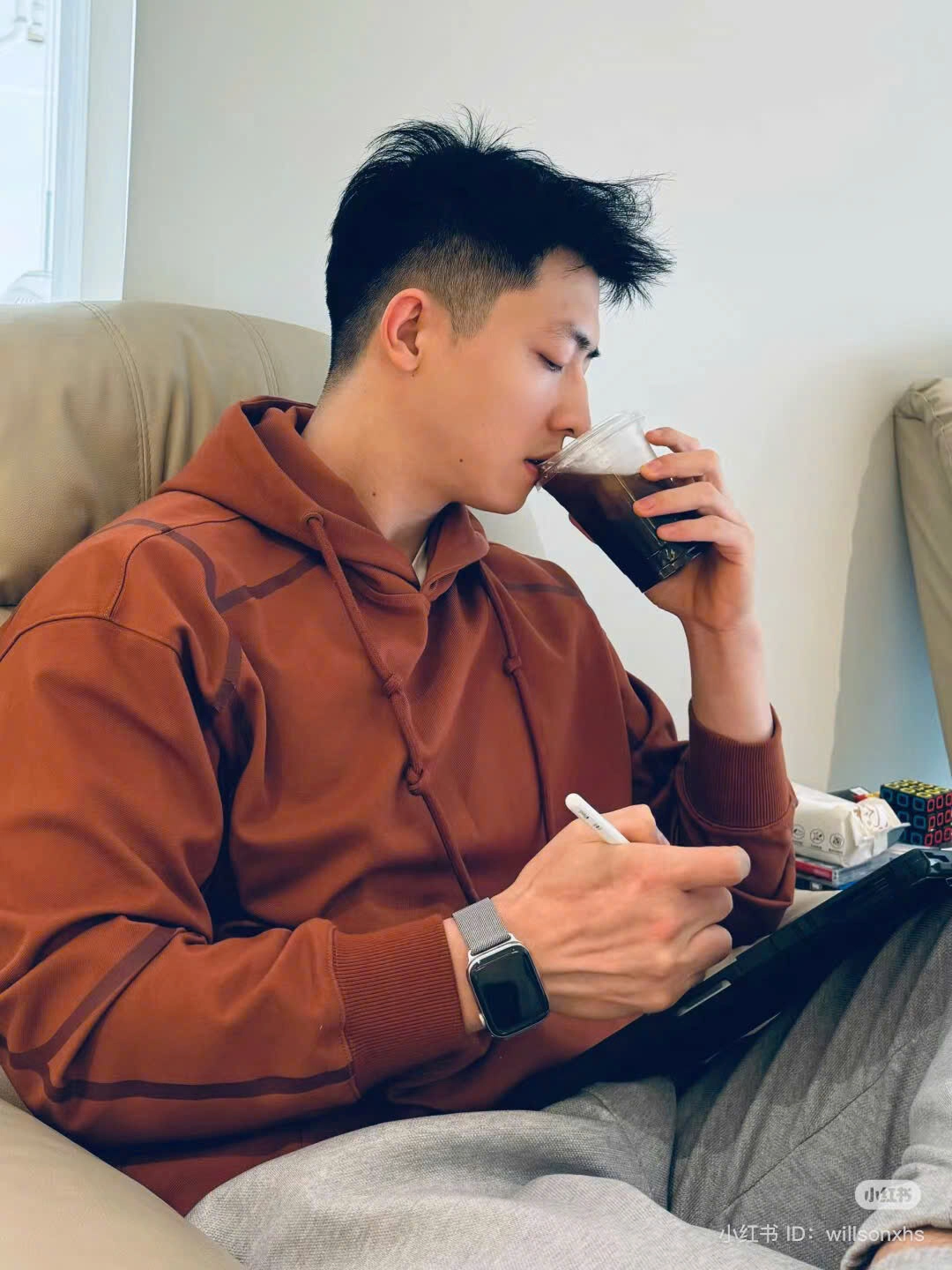 ảnh trai đẹp ngồi uống cafe