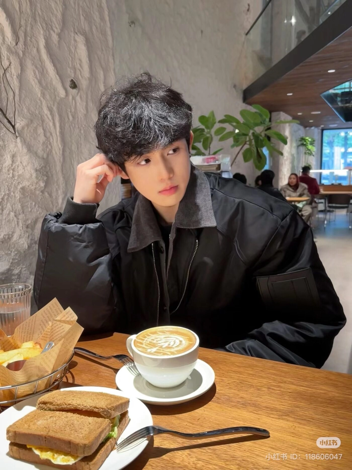 ảnh trai đẹp ngồi uống cafe