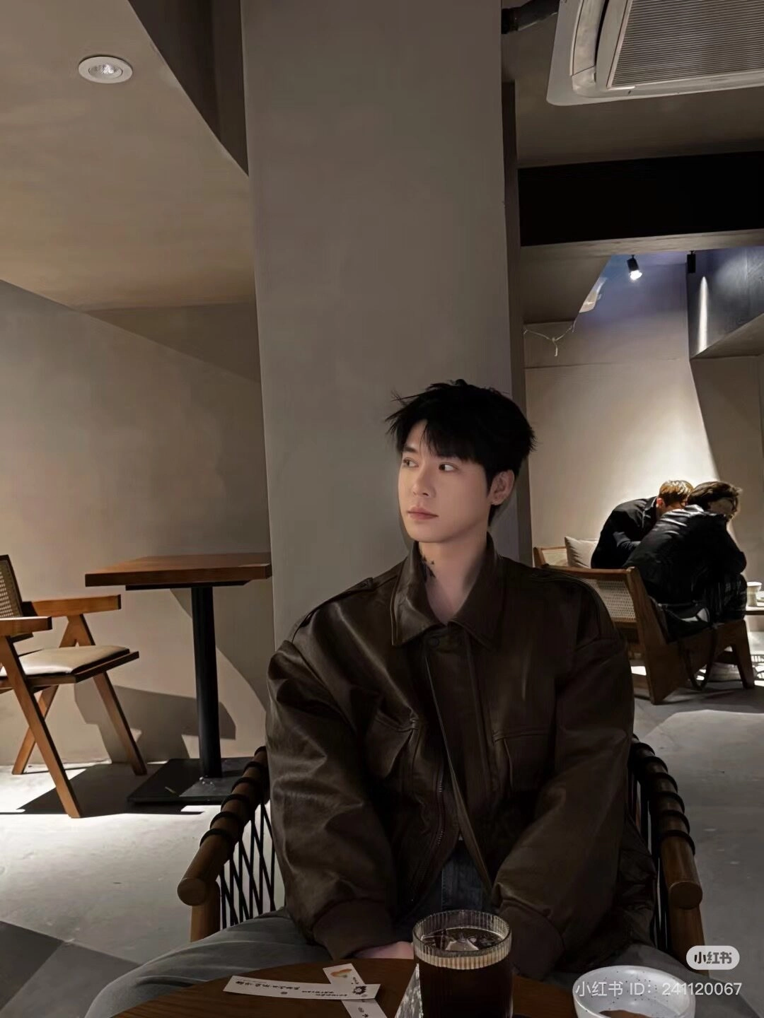 ảnh trai đẹp ngồi uống cafe