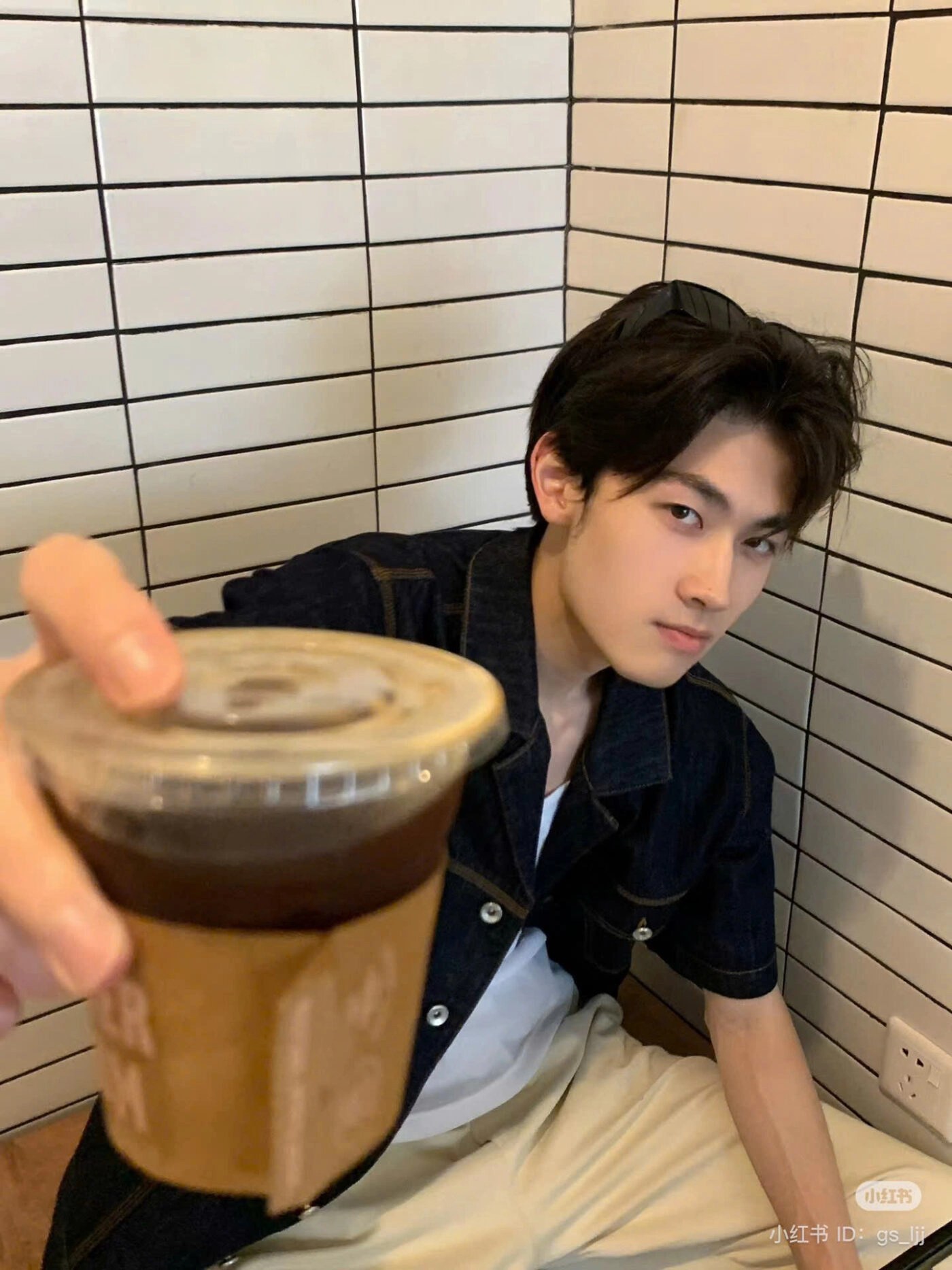 ảnh trai đẹp ngồi uống cafe