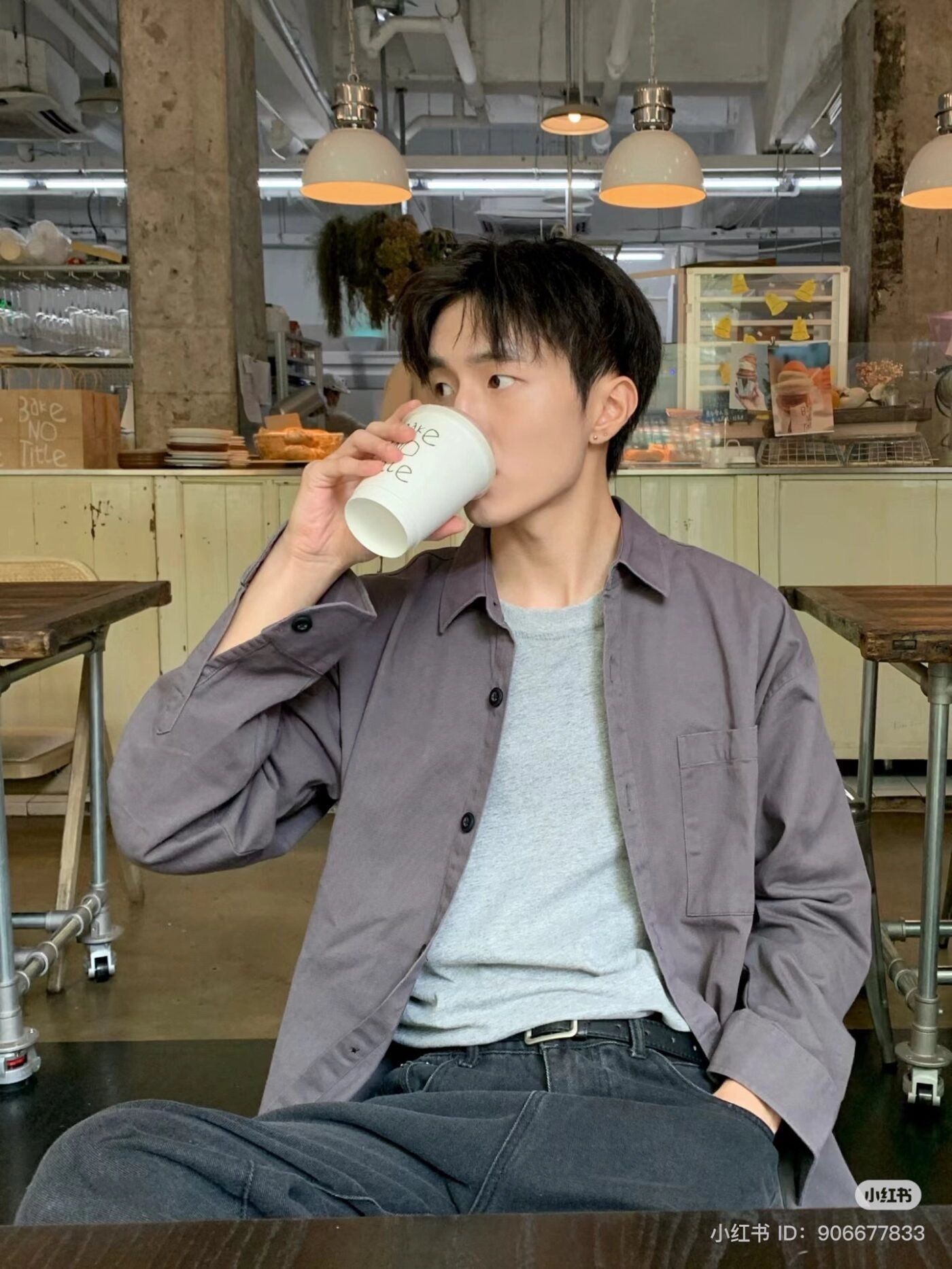 ảnh trai đẹp ngồi uống cafe