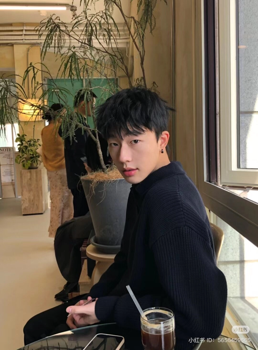 ảnh trai đẹp ngồi uống cafe