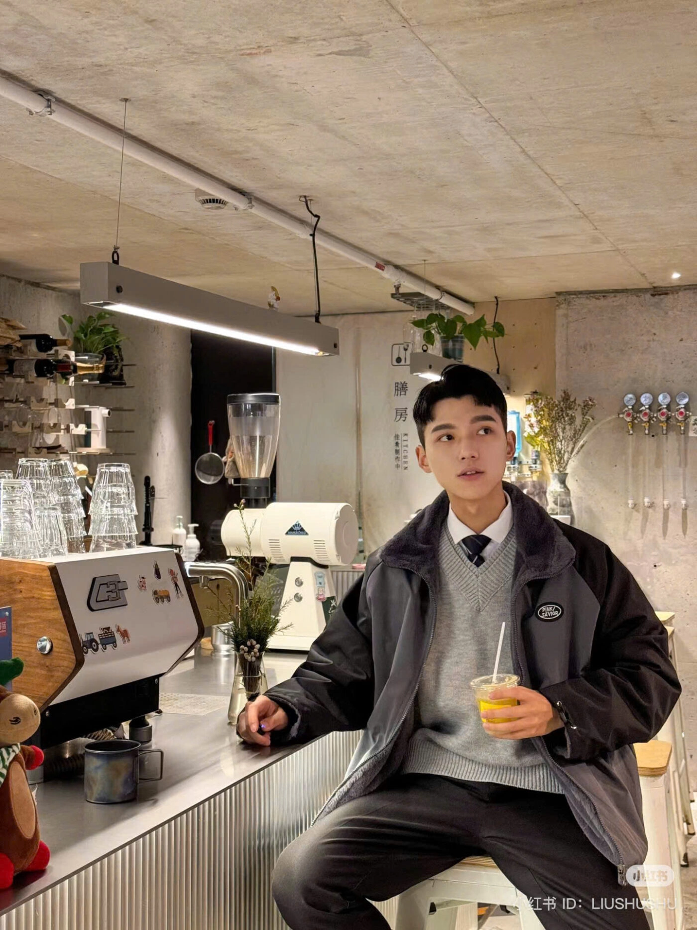 ảnh trai đẹp ngồi uống cafe