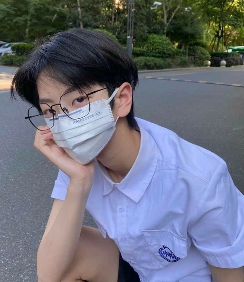 trai đẹp đeo khẩu trang