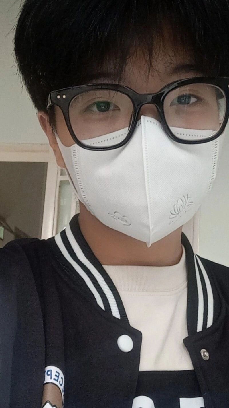 trai đẹp đeo khẩu trang