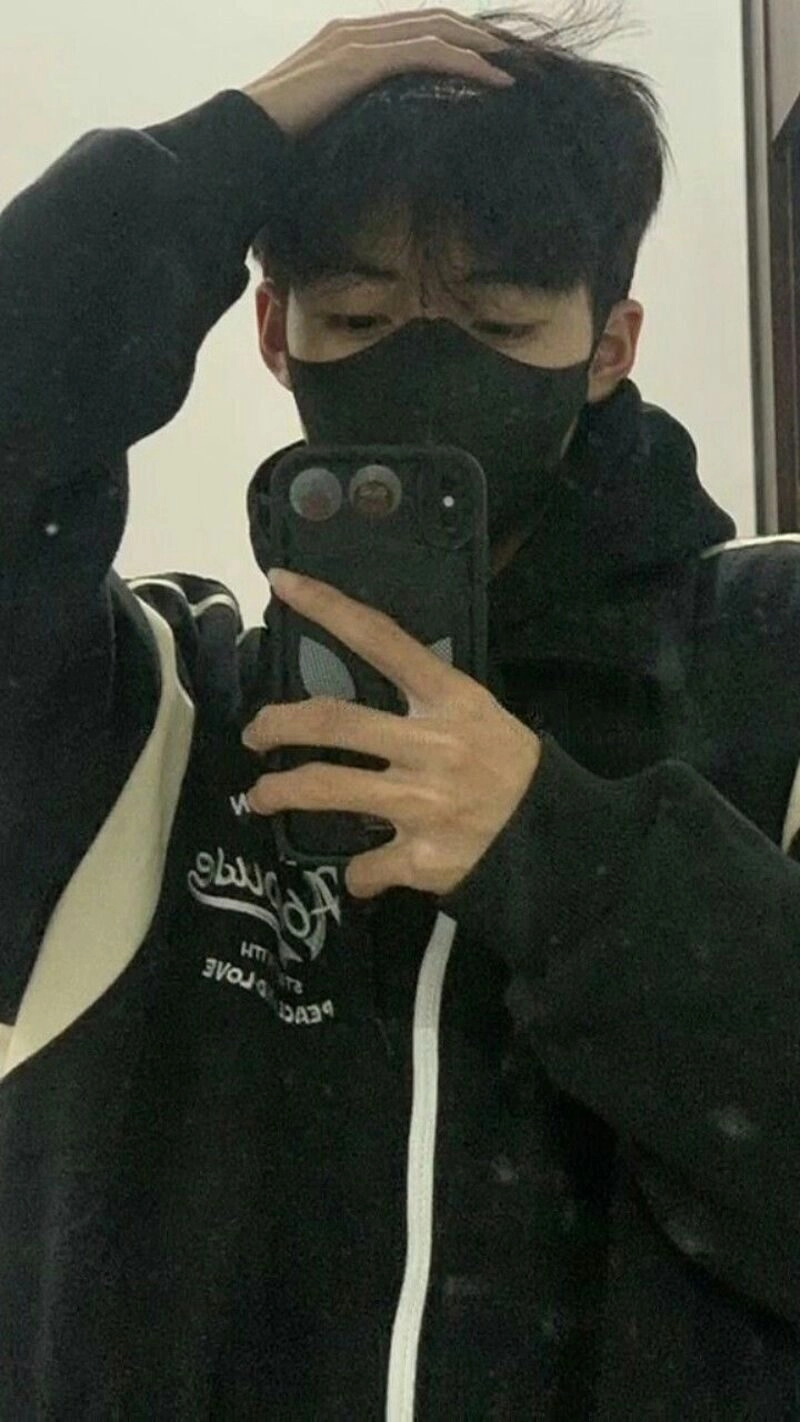 trai đẹp đeo khẩu trang