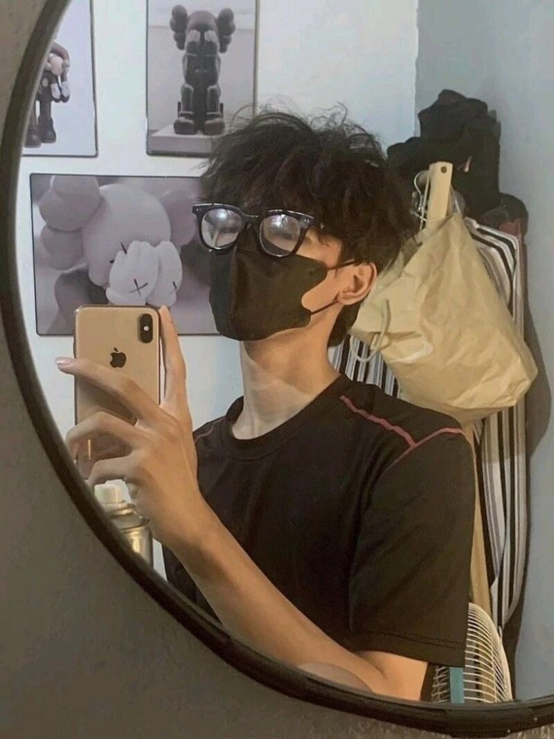 trai đẹp đeo khẩu trang