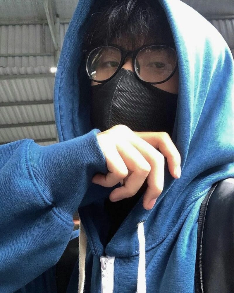 trai đẹp đeo khẩu trang