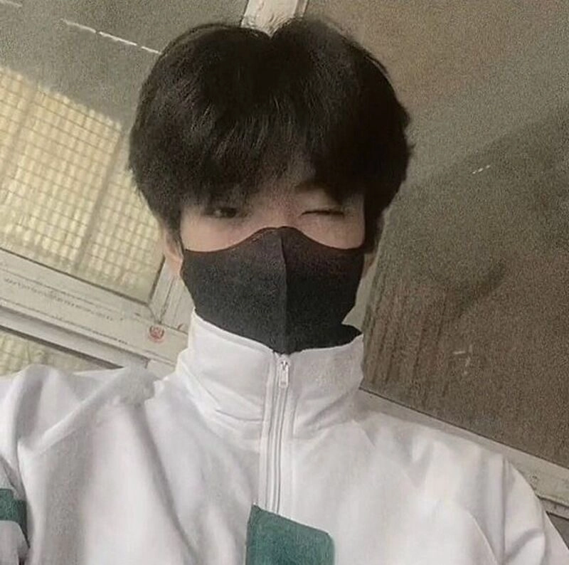 trai đẹp đeo khẩu trang