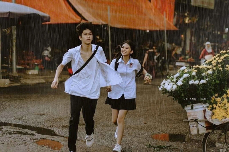 Nắm tay nhau chạy nhanh đến trường đầy tình cảm