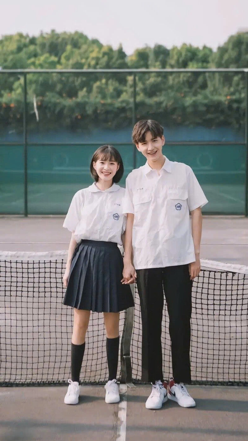 Nắm tay nhau hạnh phúc trên sân bóng 