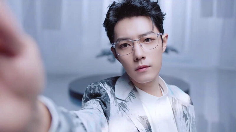 Hình ảnh Tiêu Chiến đeo kính toát lên vẻ đẹp trai cuốn hút