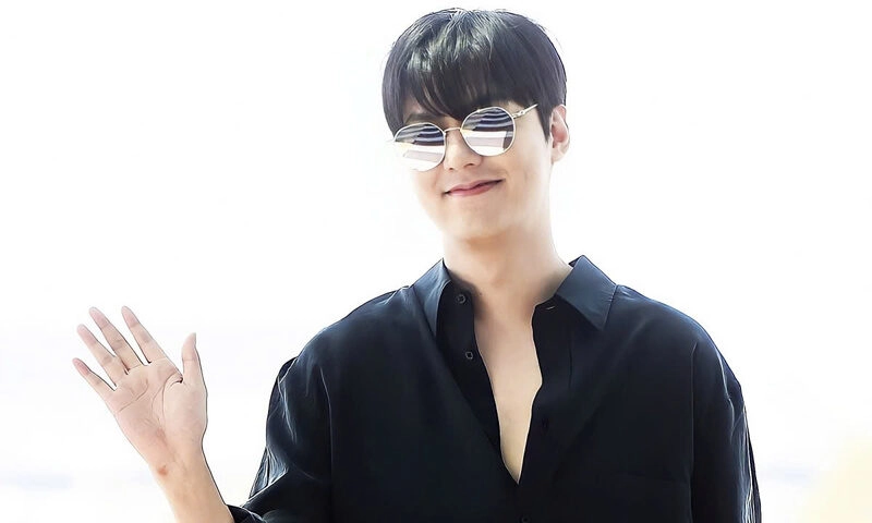 Hình ảnh Lee Min Hoo đeo kính đẹp trai cuốn hút