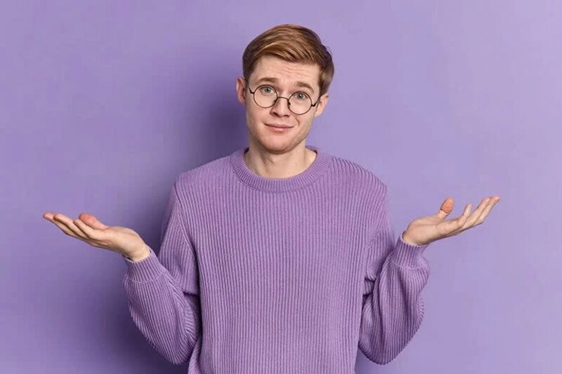 Hình ảnh anh chàng đẹp trai đeo kính nhìn thật tri thức