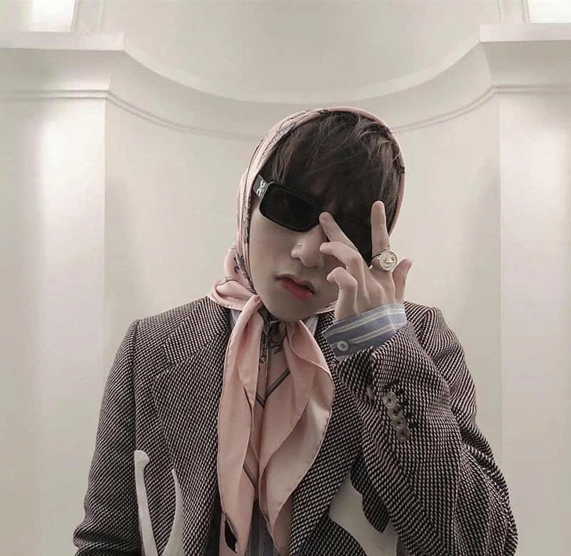 Hình ảnh anh chàng đẹp trai đeo kính nhìn siêu cuốn hút