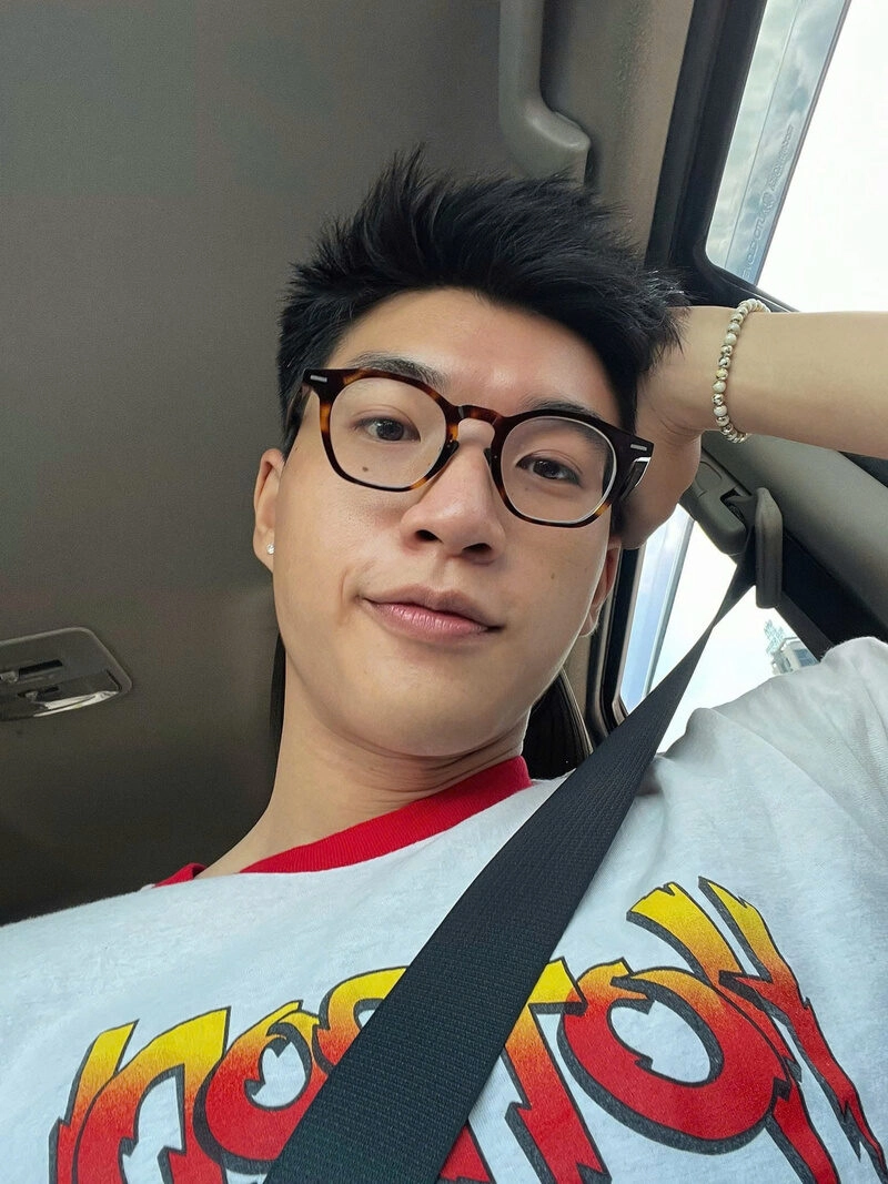 Hình ảnh Hieuthuhai tạo dang chụp ảnh cực cute