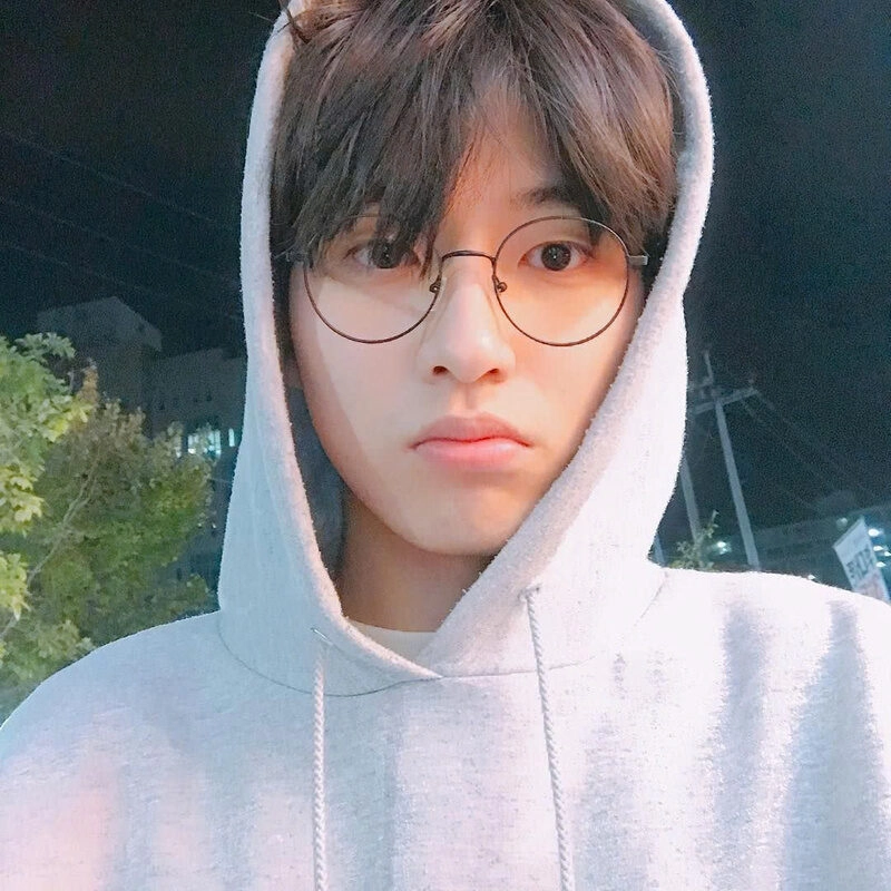 Hình trai đẹp đeo kính selfie