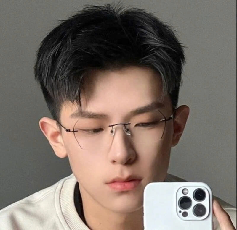 Hình trai đẹp đeo kính chụp ảnh trước gương