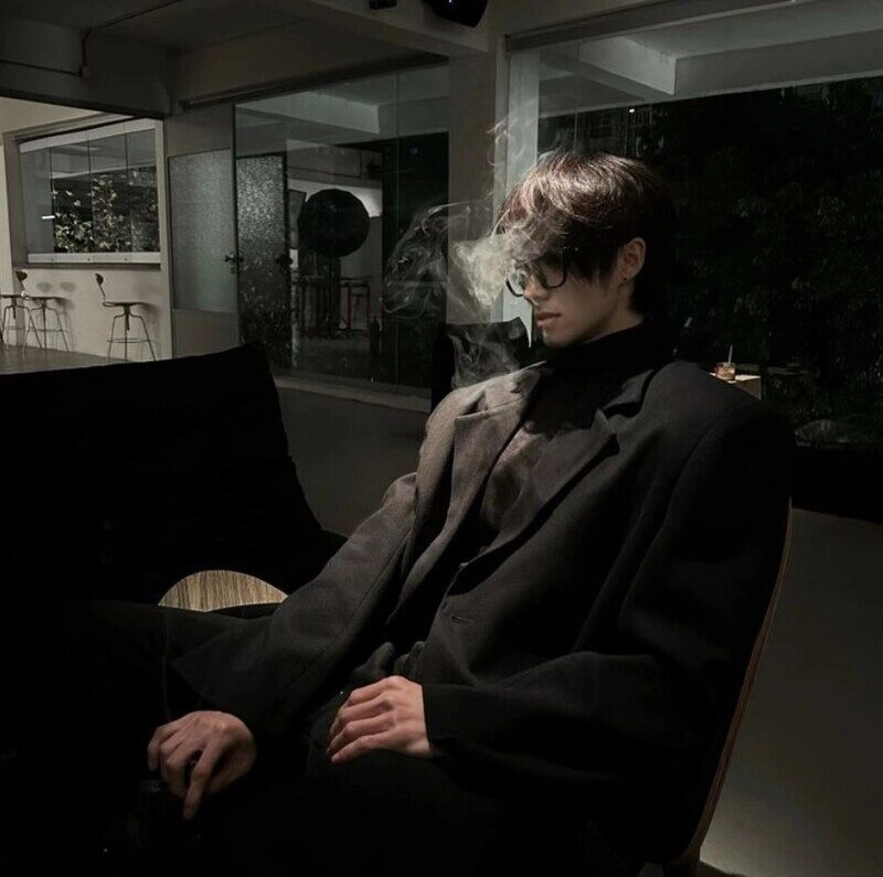 ảnh nam hút thuốc buồn