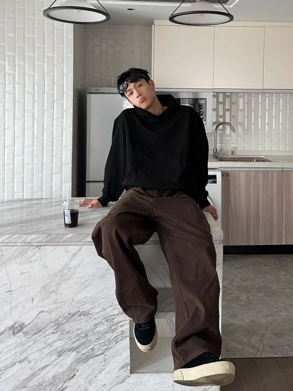 ảnh nam mặc áo hoodie che mặt