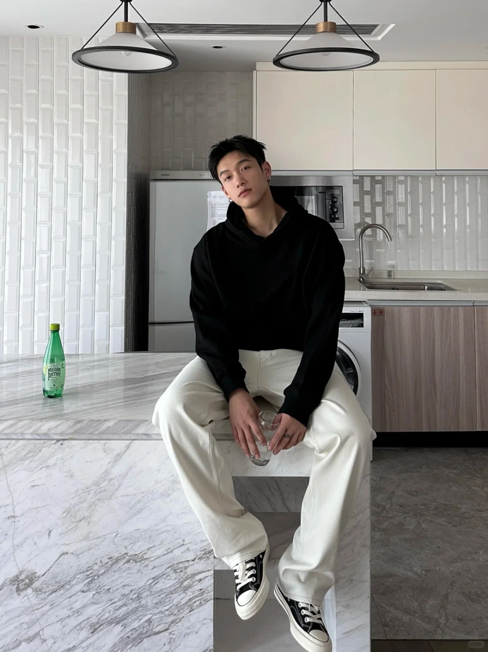 ảnh nam mặc áo hoodie che mặt