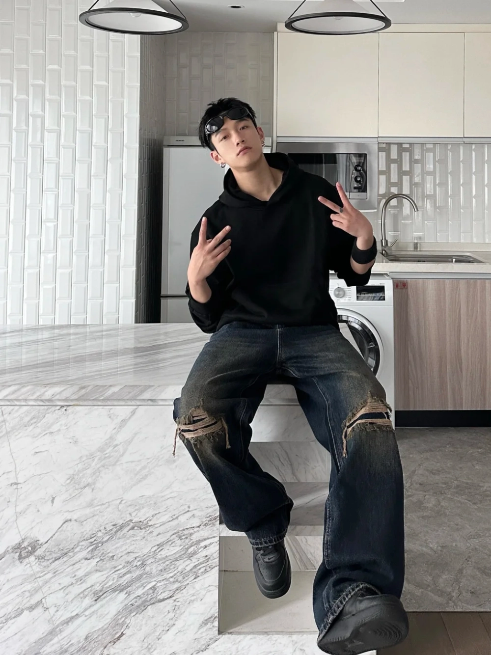 ảnh nam mặc áo hoodie che mặt