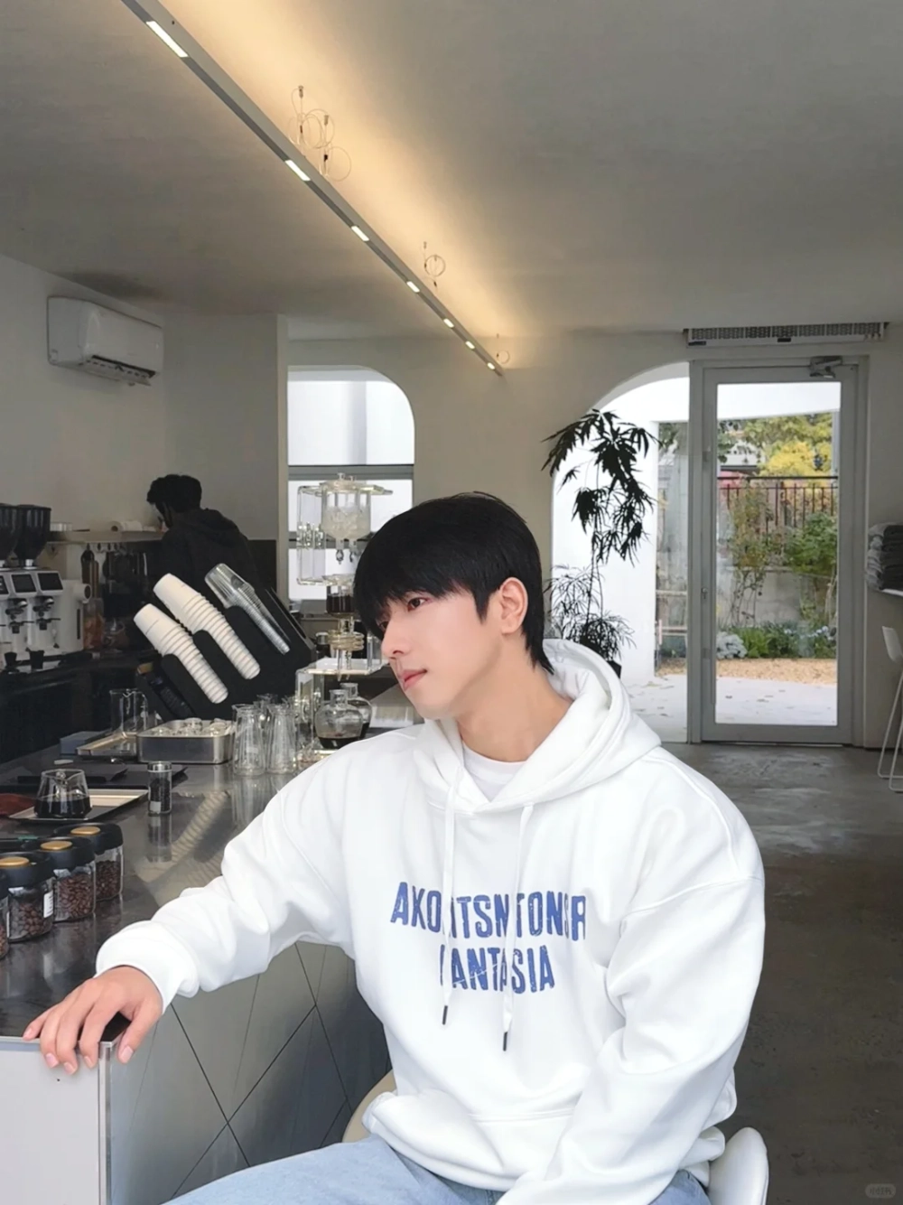 ảnh nam mặc áo hoodie che mặt