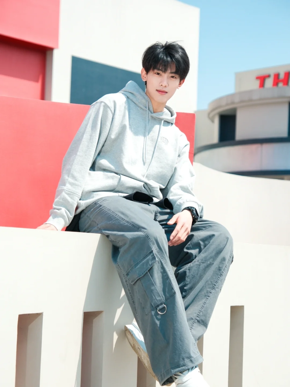 ảnh nam mặc áo hoodie che mặt