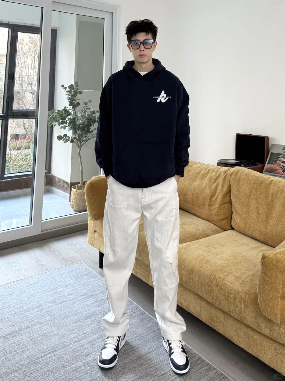 ảnh nam mặc áo hoodie che mặt