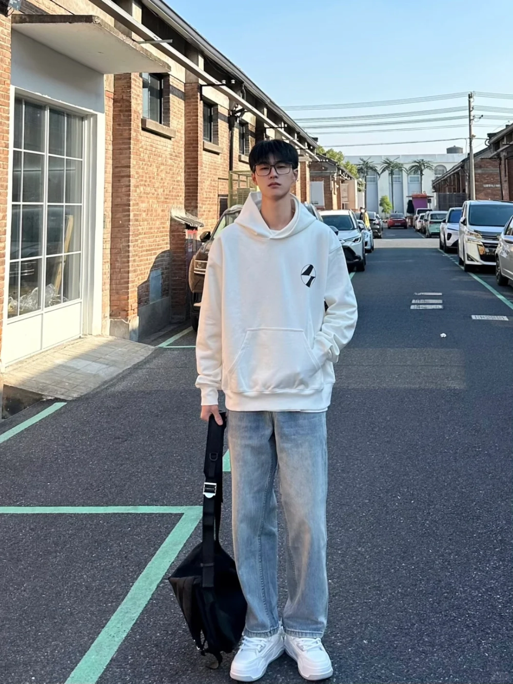 ảnh nam mặc áo hoodie che mặt