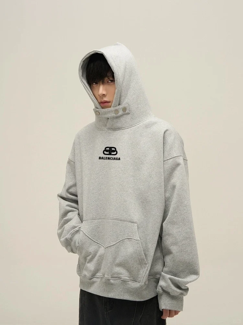 ảnh nam mặc áo hoodie che mặt