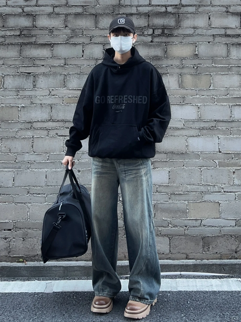 ảnh nam mặc áo hoodie che mặt