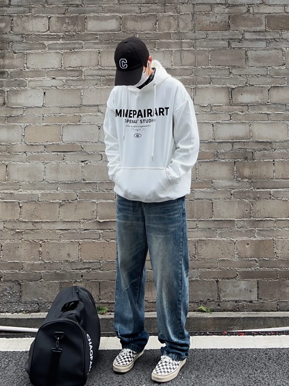 ảnh nam mặc áo hoodie che mặt